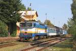 CD 754 027-1 am 04.August 2018 mit dem Os 8707 (Veseli nad Luznici - Ceske Velenice) im Bahnhof Suchdol nad Luznice.