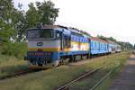 CD 754 027-1 am 04.August 2018 mit dem Os 8716 (Ceske Velenice - Veseli nad Luznici) im Bahnhof Lomnice nad Luznice.