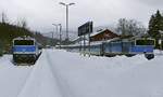 754 078-4 und 754 006-5 am 12.02.2019 im Grenzbahnhof Bayerisch Eisenstein/Zelesna Ruda-Alsbetin. Letztere wird den Bahnhof bald mit dem Schnellzug nach Prag verlassen, während 754 078-4 vor dem Schnellzug nach Pilsen noch bis zum späteren Nachmittag pausieren kann.