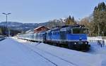 Bei anderem Wetter und wegen des samstäglichen Ausflugsverkehrs mit sechs Wagen steht wiederum 754 006-5 am 16.02.2019 vor dem Schnellzug nach Prag im Grenzbahnhof Bayerisch Eisenstein/Zelesna