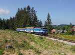 Die 754 015 mit einem Os nach České Budějovice am 24.06.2017 unterwegs bei Hodňov.