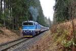 754 029 mit dem R 767 zu sehen am 09.11.19 bei der Ausfahrt in Železná Ruda-Alžbětín.