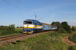 SP 1702 von Plzen nach Železná Ruda in Zerovice am 04.07.2020 mit der Blitzbrille 754 057.