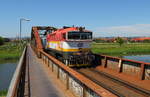  R 887 von Prag nach Luhačovice mit 754 012 auf der Brücke über die Morava in Uherské Hradiště.