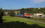 Die rote/gelbe Blitzbrille 754 012 fährt gerade mit dem R 880 aus dem Endbahnhof Luhačovice in Richtung Prag.