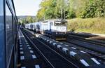 750 704-9 mit dem Schnellzug aus Zábřeh am Bahnsteig 3, am Bahnsteig 2 läuft eine  Brotbüchse   aus Javorník (Jauernig) in Lipová-lázně  ein.