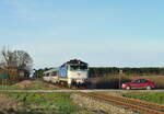 754 037-0 hat soeben den Haltepunkt Popowo Skwierzynskie mit dem IC 87100 passiert und ist auf den Weg nach Zbaszynek.