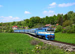 Die  Taucherbrille  754 013 mit dem “Slovácký Express” Schnellzug R885 aus Prag nach Luhačovice kurz nach Hst.