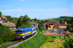 Die frischlackierte  Taucherbrille  754 047 mit dem “Slovácký Express” Schnellzug R888 aus Luhačovice nach Prag kurz nach Hst.