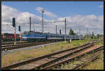 CD 754 050 bei der Einfahrt mit einem Schnellzug in den Bahnhof Jaroměř.