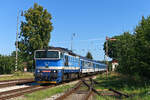 Am 25. Juli 2022 konnte ich meine erste  Taucherbrille  fotografieren. An diesem Tag beförderte die 754 021 den R 707 von Praha-Holešovice nach České Velenice auf dem nichtelektrifizierten Abschnitt der Strecke. Bei Suchdol nad Lužnicí zeigte sich die Infrastruktur mit Formsignal, Weichenlaterne und Bahnwärterhäuschen noch vom technischen Fortschritt unberührt und bildete den motivischen Rahmen. 