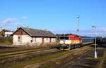 Die 754 012-er Taucherbrille mit dem Zug R665 (Plzeň-Jihlava-Brno) kommt am Bahnhof Okříšky (Klein Wartenberg) an. Die Lagerhalle im Hintergrund macht das Bild gemütlich.
Okříšky, 24.02.2023.