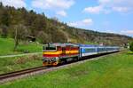 Die  Taucherbrille  754 075 mit dem “Slovácký Express” Schnellzug R886 aus Luhačovice nach Prag kurz vor Hst. Biskupice u Luhačovic. 22.04.2023.