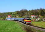 Die  Taucherbrille  754 075 mit dem “Slovácký Express” Schnellzug R885 aus Prag nach Luhačovice kurz nach Hst.