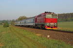 754 066  roter Teufel  bei Morgensonnenlicht mit dem OS 7407 aus Domazlice nach Plzen nahe Osvracin am 22.05.2023 aufgenommen. 