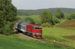 OS 7418 mit Pendlerzug von Plzen nach Domazlice. Hier mit dem  roten Teufel  754 066 nahe Chotimer am 22.05.2023 eingefangen.