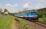 Pendlerzug OS 7416 von Plzen nach Domazlice. Aufgenommen am 22.05.2023 mit der 754 006 kurz hinter dem Bahnhof Blizejov