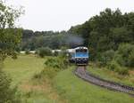 Pro Tag verkehrt ein Intercity Zugpaar zwischen Prag und Krummau via Budweis. Auf der eingleisigen Bergstrecke zwischen Budweis und Krummau ist hier am 9.8.2023 um 11.36 Uhr die Taucherbrille 754062-8 nahe Vrabce mit dem Jizni Express IC 533 nach Krummau unterwegs. 