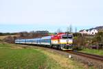 Die retrolackierte Okuliarnik 754 012 fährt mit dem R885  Slovácký Express  in Richtung Luhačovice kurz vor Hst.