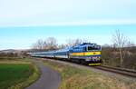 Die retrolackierte Okuliarnik 754 047 fährt mit dem R883  Slovácký Express  in Richtung Luhačovice kurz nach Hradčovice.
Hradčovice, 25.02.2023.