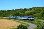 Die retrolackierte Okuliarnik 754 077 fährt mit dem R887  Slovácký Express  in Richtung Luhačovice kurz vor Hst. Havrice. Havrice, 12.05.2024.