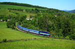 Die retrolackierte Okuliarnik 754 077 fährt mit dem R884  Slovácký Express  in Richtung Staré Město kurz nach Hst.