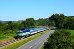 Die retrolackierte Okuliarnik 754 077 fährt mit dem R883  Slovácký Express  in Richtung Luhačovice kurz vor Hst.