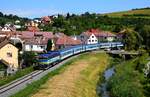 Die  Taucherbrille  754 077 mit dem “Slovácký Express” Schnellzug R888 verlässt den Startbahnhof Luhačovice in Richtung Prag.