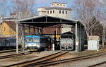 Am Bahnhof in Cercany befindet sich in Sichtweite die Tankstation für die Loks und Triebwagen. Am 15.02.2025 konnten dabei die 810 621 und die 754 076 fotografisch festgehalten werden. 