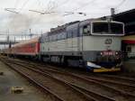 Die 754 060 am 03.10.2008 mit dem Jan Hus bei der Ausfahrt aus dem Pilsner Hbf.