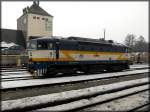 754-027-1 steht im Bahnhof Furth im Wald um den Gegenzug nach Prag zu bernehmen.(28.02.2009)