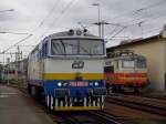 Die 754 057 und die 242 263 am 03.10.2008 in Pilsen Hbf.