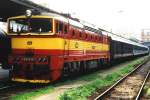 Taucherbrille 754 031-3 (mit eine Spielzeugpuppe hinter das Fenster) mit Zug Praha-Masarykovo-Karlovy Vary auf Bahnhof Praha-Masarykovo am 8-5-1995.