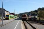 Hochbetrieb am 26.09.2009 im Grenzbahnhof Bayer./Bhm. Eisenstein. VT15+VT28+VT24 der Waldbahn als RB32423; 831 117 am Zugschlu des Os7547 und 754 006 beim Umsetzen, nachdem sie zuvor einen Lrz gebracht hat. 