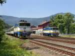 Die 754 029 mit einem Personenzug und die 754 057 bei einer Rangierfahrt am 04.06.2011 in Bhmisch Eisenstein.