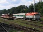 754 050-3 mit R 856 Trutnov Hlavn Ndra-Praha Hlavn Ndra und 854 005-6 mit Os 15419 Trutnov Hlavn Ndra-Jaroměř auf Bahnhof Trutnov Hlavn Ndra am 3-8-2011.