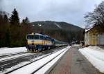 754 024 mit einem R von Prag nach Bayerisch Eisenstein am 26.12.2012 im Bahnhof Spicak.