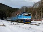 Die 754 015 mit einem Personenzug nach Bhmisch Eisenstein am 01.01.2013 bei der Ausfahrt aus pičk.