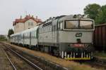 754 016-4 mit Os 4827 Okřky-Brno Hlavn Ndra auf Bahnhof Okřky am 29-5-2013.