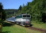 754 074 mit R 826 nach Bayerisch Eisenstein am 16.08.2013 bei der Ausfahrt in Zelena Lhota.