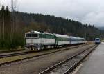 754 074 mit einem Personenzug am 10.11.2013 in elezn Ruda-Albětn.