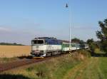 Die 754 060 mit einem Os nach Domalice am 07.10.2013 bei der Einfahrt in Blejov.