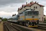 754 023-0 mit R 661 Plzeň-Brno auf Bahnhof Okříšky am 26-5-2013.