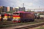 Hauptbahnhof Karlovy Vary am 5.6.1991: Vorne wartet die Taucherbrille 754065. Dahinter stehen 771027 und angeschnitten 781529.