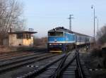 Die 754 015 mit einem R nach Bayerisch Eisenstein am 03.01.2014 bei der Einfahrt in Janovice.