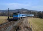 754 015 mit einem R nach Prag am 26.02.2014 bei Desenice.