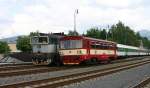 Frydlant: VT 810506 passiert am 1.6.2005 einen am Bahnsteig stehenden langen Os, der mit der Diesellok 754080 bespannt ist.