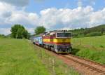 754 078 mit einem Os nach Budweis am 01.06.2014 bei Srnín.