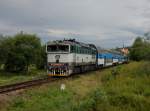 Die 754 022 mit einem Os nach České Budějovice am 09.08.2014 unterwegs bei Horní Planá.