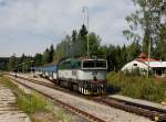 Die 754 022 mit einem Os nach České Budějovice am 29.08.2014 bei der Ausfahrt aus Nová Pec.